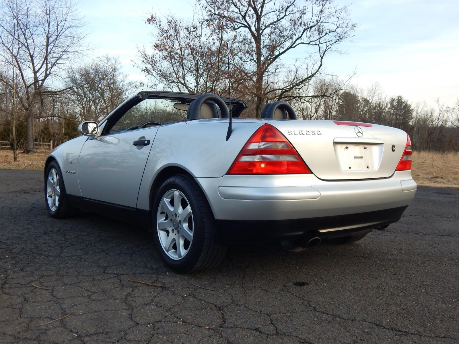 2000 Silver /Black Leather Mercedes-Benz SLK SLK230 (WDBKK47F2YF) with an 2.3L 4 cylinder supercharged engine, Automatic transmission, located at 6528 Lower York Road, New Hope, PA, 18938, (215) 862-9555, 40.358707, -74.977882 - Photo #11